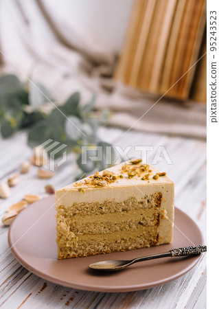 Vegan cake with matcha and pistachio 95243523