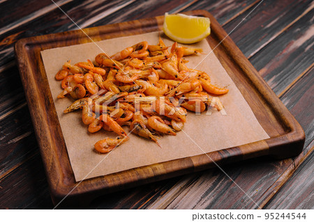 Grilled shrimps or prawns served with lime Grilled shrimps or prawns served with lime 95244544