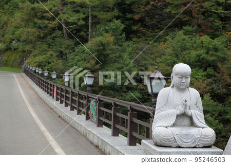 秋田縣湯澤市三足川流域的合掌地藏 秋田縣湯澤市三足川流域的合掌地藏 95246503