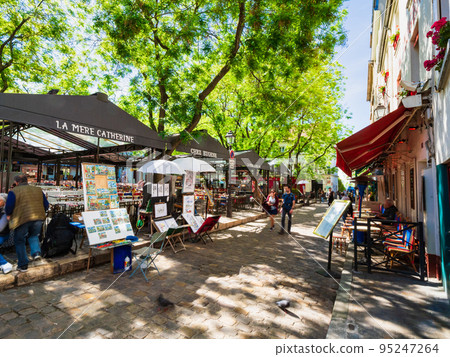 Paris Montmartre *partially soft focus 95247264