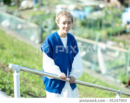 A woman with short hair 95247903