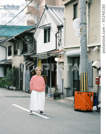 短頭髮的女人 短頭髮的女人 95248180