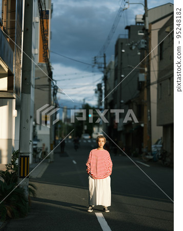 A woman with short hair 95248182