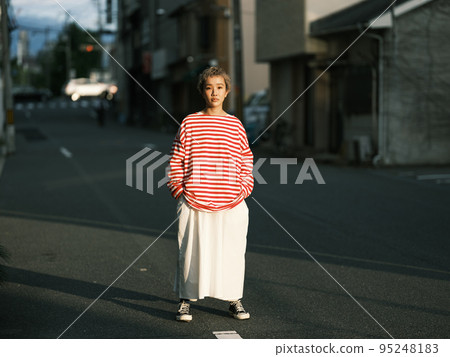 A woman with short hair 95248183