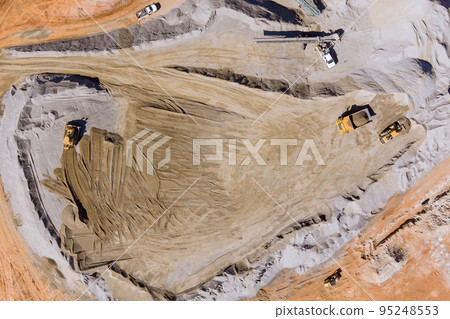 Stone crushing equipment used for rock stones to produce gravel at mechanical conveyor belt 95248553