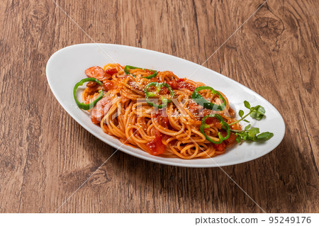 那不勒斯意大利面和番茄醬 95249176