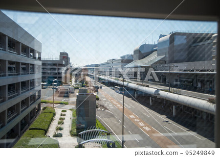 Haneda Airport seems to be slowly returning to its former vibrancy. 95249849