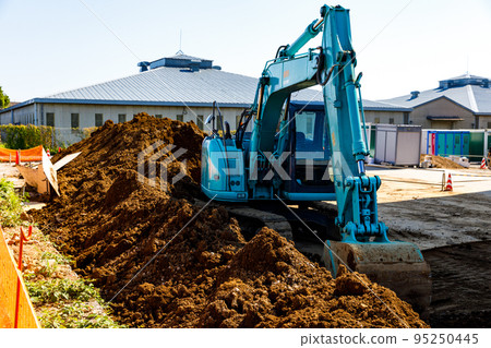 工廠施工現場重型挖掘機 95250445