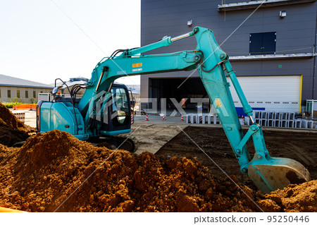 工廠施工現場重型挖掘機 95250446