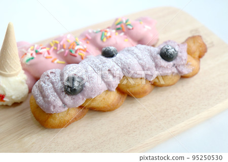 Gwabaegi (Korean twist donut) with toppings Gwabaegi (Korean twist donut) with toppings 95250530