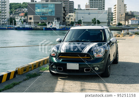 car parked at the wharf 95251158