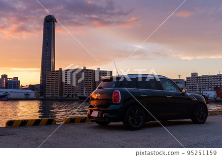 Kaikyo Yume Tower and car 95251159