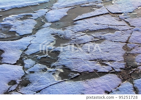 melting of ice at the North pole in 2016. slush field (snow morass) 95251728