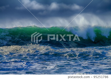 Huge waves of swell in Western Pacific Huge waves of swell in Western Pacific 95251786