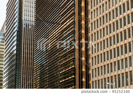 Marunouchi office building street close-up angle 95252180