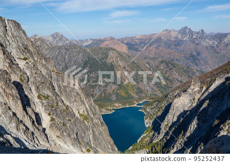 Alpine lake 95252437