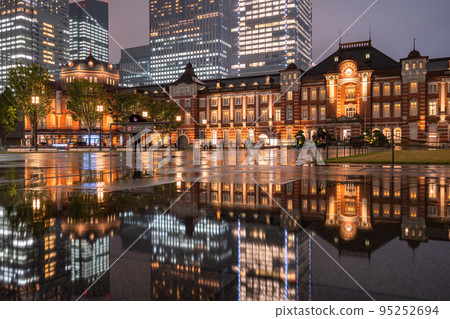 《東京》雨夜的東京站/丸之內商業區 95252694