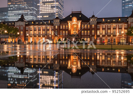 《Tokyo》Rainy Tokyo Station/Marunouchi business district at night 95252695
