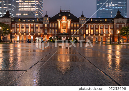 《東京》雨夜的東京站/丸之內商業區 95252696