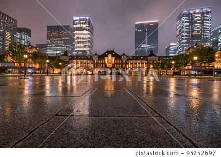 《東京》雨夜的東京站/丸之內商業區 95252697