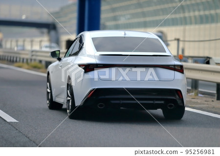 一輛白色轎車在高速公路上行駛的圖像 95256981