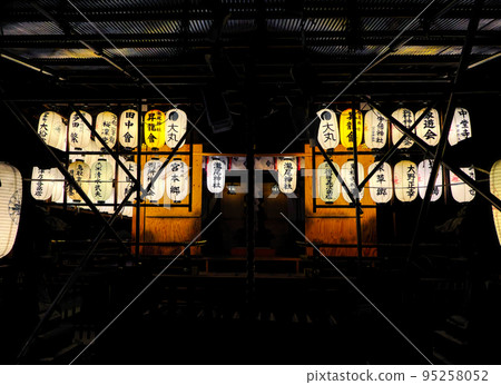 京都，瀧尾神社在晚上 95258052
