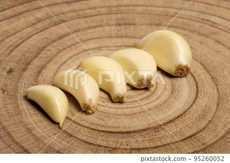 Falling garlic, isolated on white background, clipping path, full depth of field 95260052