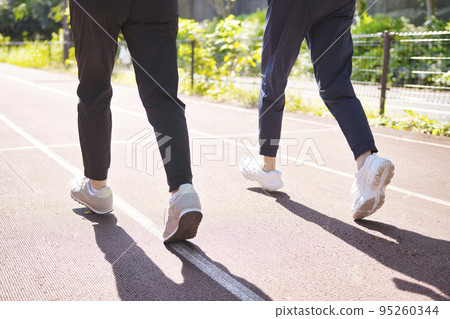 兩名中年婦女走路的背影 95260344