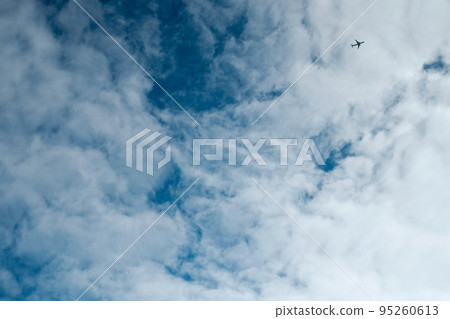 秋天的天空、雲彩和飛機 秋天的天空、雲彩和飛機 95260613