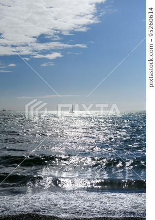 波光粼粼的大海和遊艇 95260614