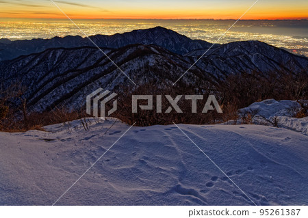 Night view of Omoteone Oyama and Yokohama Shonan from the summit of Mt. Tonodake in winter in Tanzawa 95261387