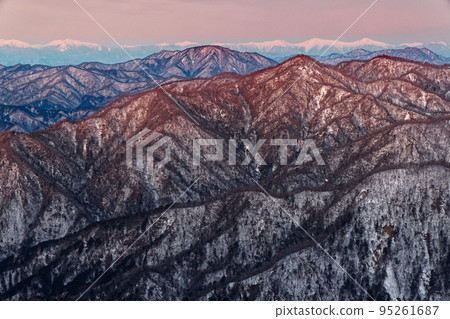 Hinokidomaru, Mt. Goseitai and the Southern Alps mountain range at sunrise seen from the summit of Mt. Tonodake in winter Tanzawa 95261687