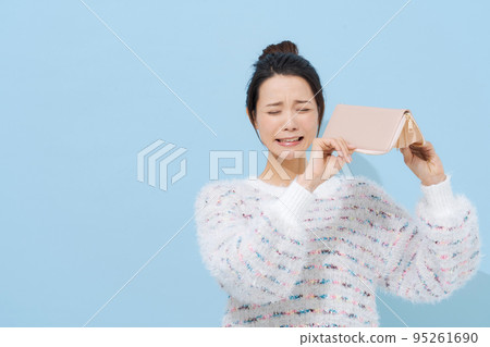 一個帶著錢包的二十多歲女人 一個帶著錢包的二十多歲女人 95261690