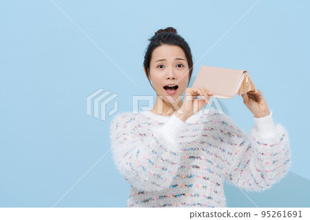 A woman in her twenties with a wallet 95261691