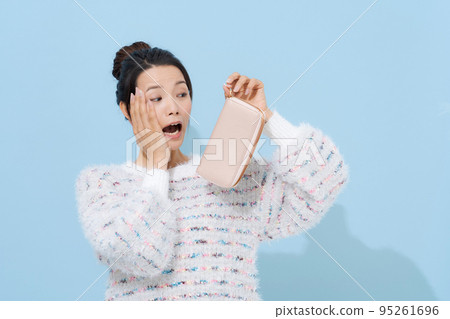 一個帶著錢包的二十多歲女人 一個帶著錢包的二十多歲女人 95261696
