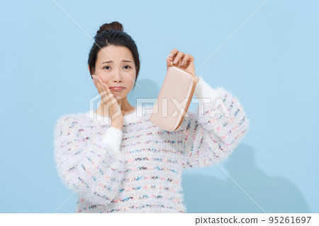 一個帶著錢包的二十多歲女人 一個帶著錢包的二十多歲女人 95261697