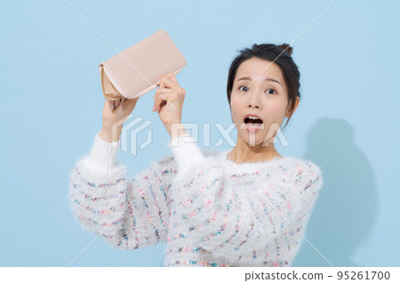 A woman in her twenties with a wallet 95261700