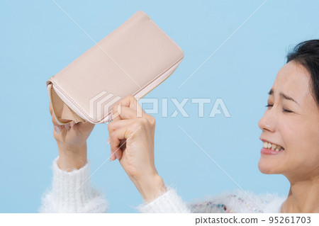 一個帶著錢包的二十多歲女人 95261703