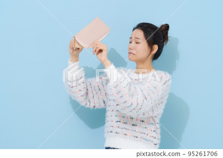 一個帶著錢包的二十多歲女人 一個帶著錢包的二十多歲女人 95261706