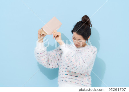 一個帶著錢包的二十多歲女人 一個帶著錢包的二十多歲女人 95261707