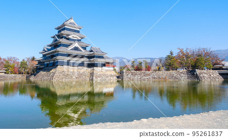 Matsumoto Castle (autumn) 95261837