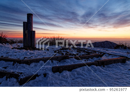 冬天在洞嶽山頂的黎明,丹澤 冬天在洞嶽山頂的黎明,丹澤 95261977