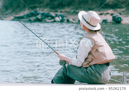 一個女人享受釣魚 一個女人享受釣魚 95262170