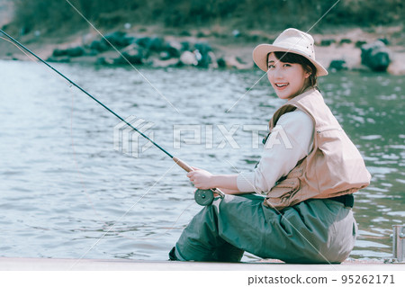 一個女人享受釣魚 95262171