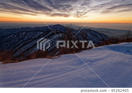 Daisen, Omoteone and Shonan at dawn seen from Mt. Tonodake, Tanzawa in winter Daisen, Omoteone and Shonan at dawn seen from Mt. Tonodake, Tanzawa in winter 95262405