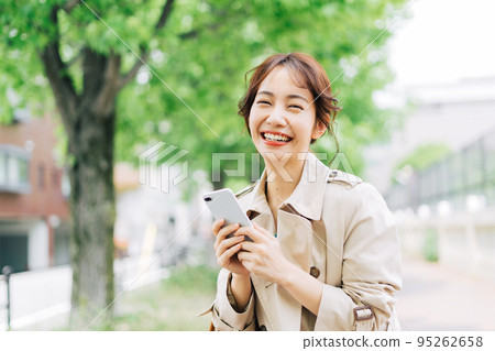 戶外拿著智能手機的女人 95262658
