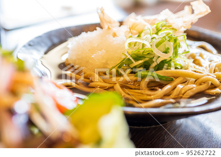 越前蕎麥麵配辣蘿蔔和香湯 95262722