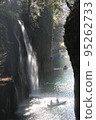 被瀑布濺起的船 95262733