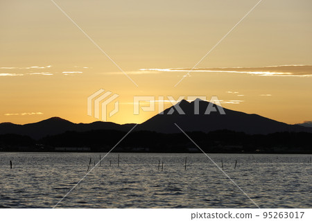 霞浦湖上黃昏的筑波山 霞浦湖上黃昏的筑波山 95263017