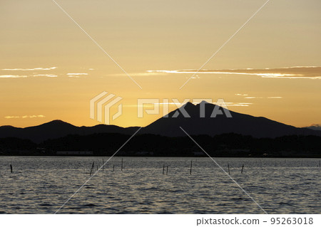 霞浦湖上黃昏的筑波山 霞浦湖上黃昏的筑波山 95263018